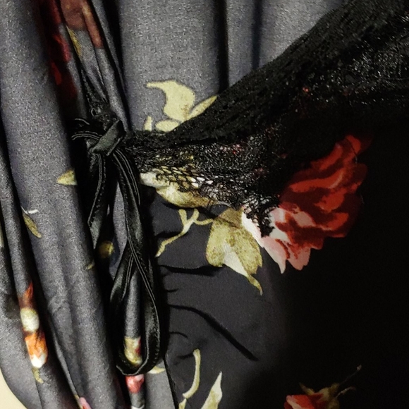 Breezy Lace and Roses Robe - Picture 7 of 7